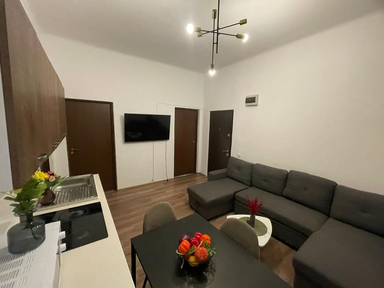 Apartament cu 4 camere decomandat în P-ța Universității