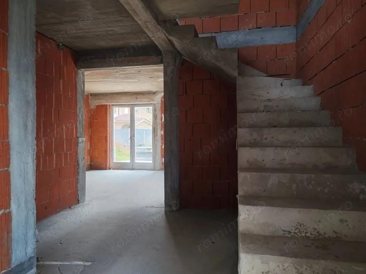 Casă cu 5 camere cu Teren 405 Mp în Oncea