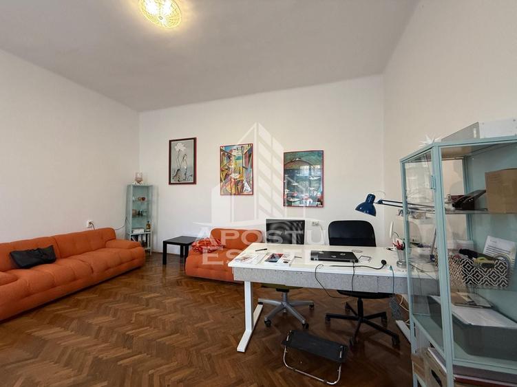Apartament cu 3 camere semidecomandat, mobilat în Sinaia