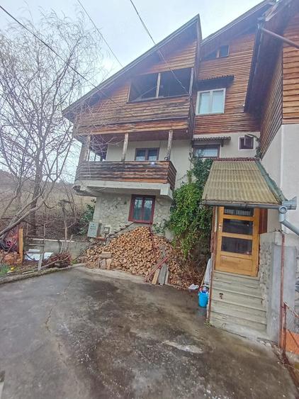 Casă cu Teren 890 Mp în Berislăvești