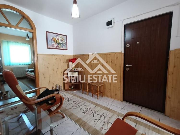 Apartament cu 3 camere decomandat, mobilat în Valea Aurie
