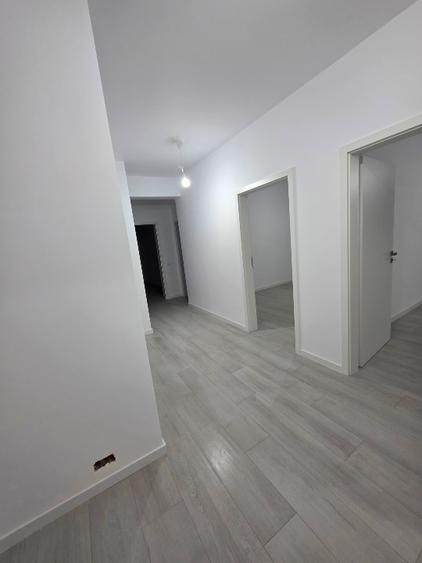 Apartament cu 3 camere, mobilat în Tractorul