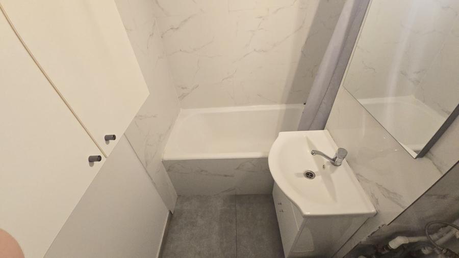 Apartament cu 3 camere decomandat în Balta Albă