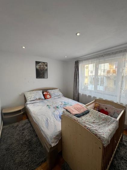Apartament cu 3 camere semidecomandat, mobilat în Baia Sprie