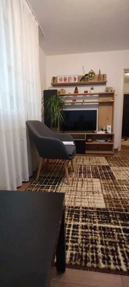 Apartament cu 3 camere semidecomandat în Berceni