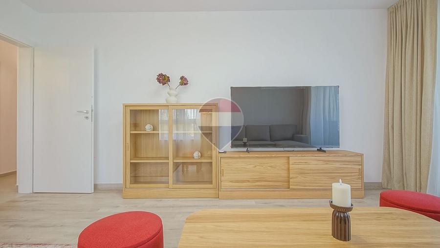 Apartament cu 3 camere semidecomandat, mobilat în Tractorul