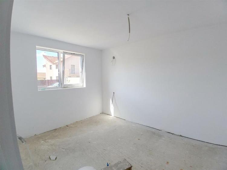 Casă individuală cu 3 camere cu Teren 300 Mp în Rontău