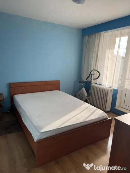 Apartament cu 5 camere decomandat în Est