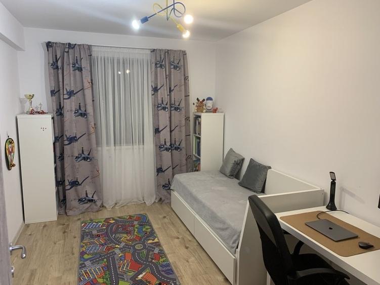 Apartament cu 3 camere semidecomandat în Băneasa