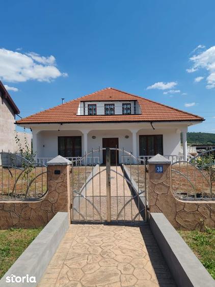 Casă cu 6 camere cu Teren 1000 Mp în Văleni