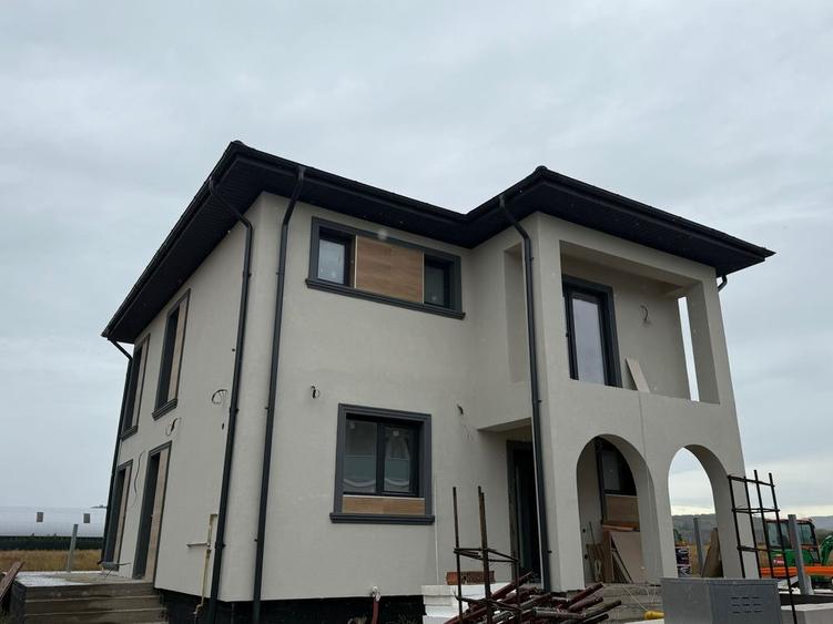 Casă cu 4 camere în Vernești