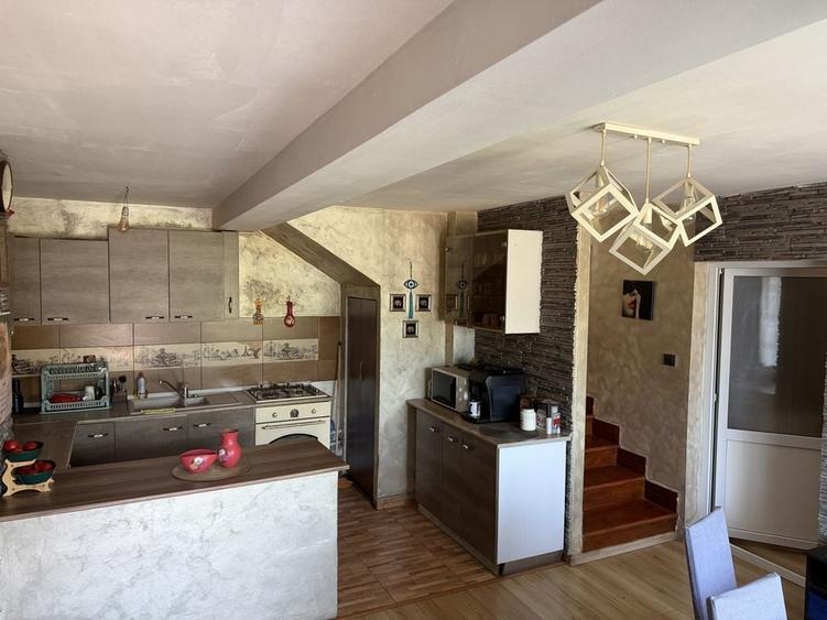Casă cu 4 camere în Mânăstioara