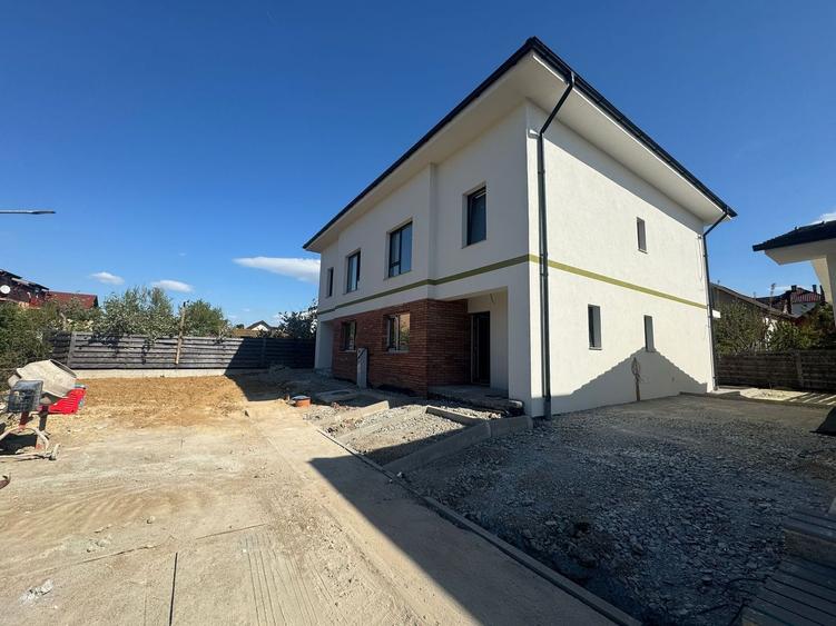 Duplex cu 6 camere cu Canalizare în Florești
