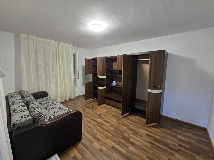 Apartament cu 2 camere decomandat în Tractorul