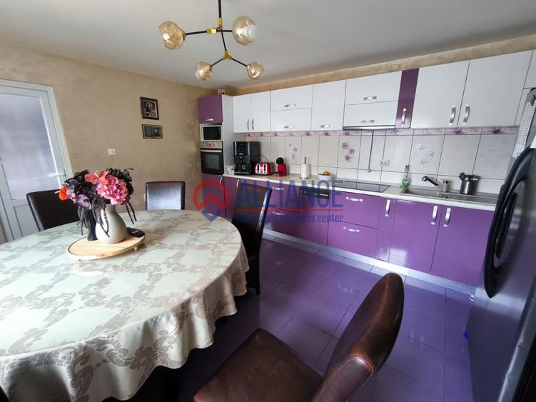 Casă cu 10 camere decomandat cu Teren 442 Mp în CET