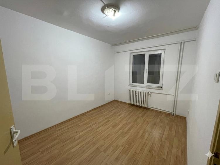 Apartament cu 3 camere semidecomandat, mobilat în Cornitoiu