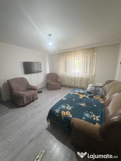 Apartament cu 2 camere semidecomandat în Craiovița Nouă