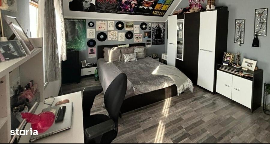 Casă cu 5 camere cu Teren 1000 Mp în Sălard