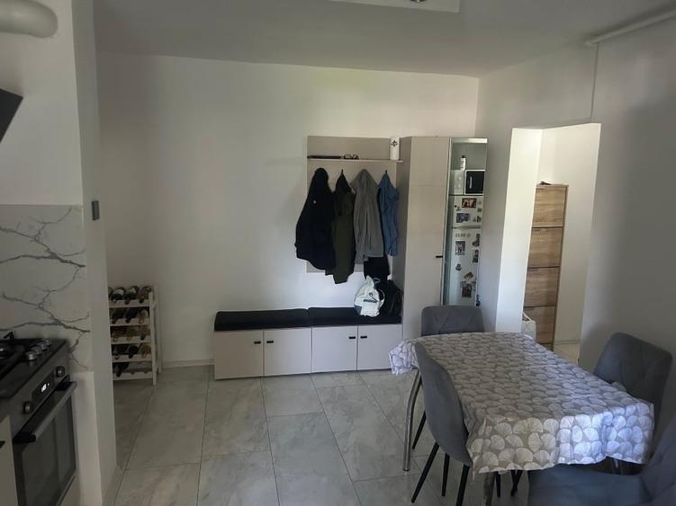 Apartament cu 3 camere semidecomandat, mobilat în Micro 15