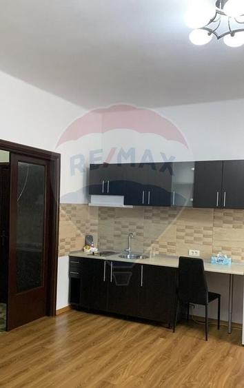 Garsonieră decomandată, mobilată în Romană
