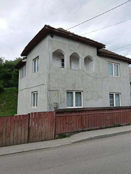 Casă cu Teren 1200 Mp în Central