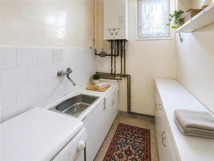 Apartament cu 2 camere nedecomandat, mobilat în Libertății