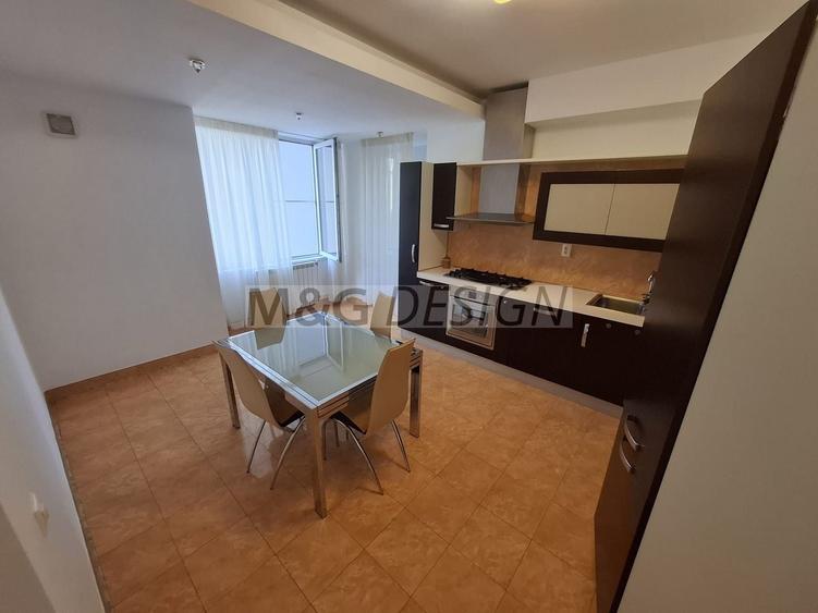 Apartament cu 3 camere semidecomandat, mobilat în Central
