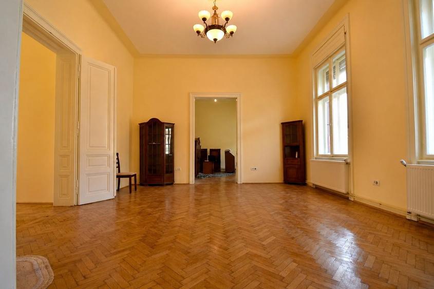 Apartament cu 3 camere în Regina Elisabeta