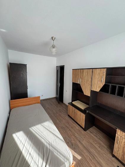 Apartament cu 3 camere semidecomandat în Splai Bahlui