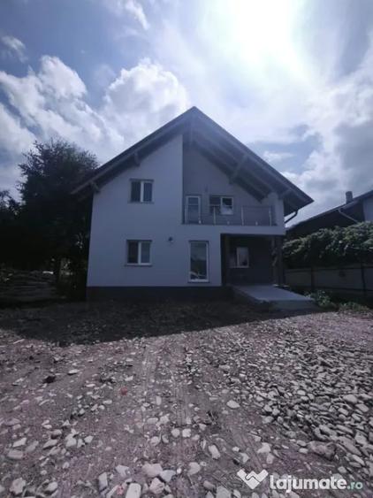 Casă cu 5 camere cu Teren 500 Mp în Rădăuți