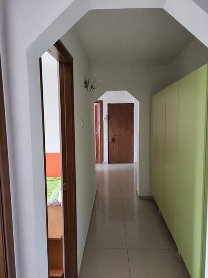 Apartament cu 3 camere decomandat, mobilat în Nicolina