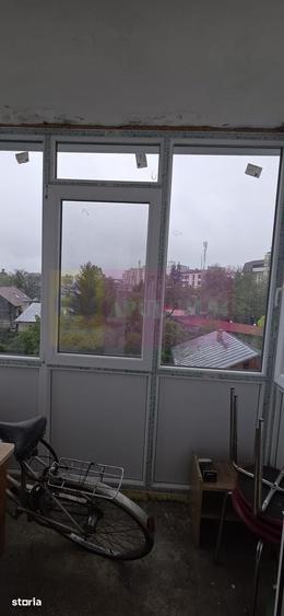 Apartament cu 3 camere semidecomandat în Ana Ipătescu