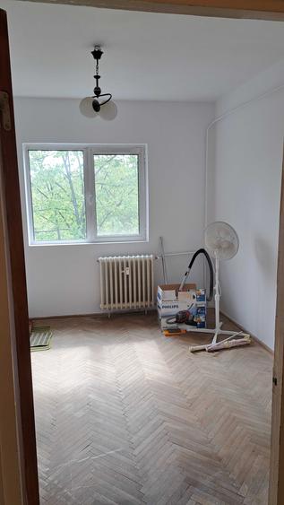 Apartament cu 3 camere semidecomandat în Nord