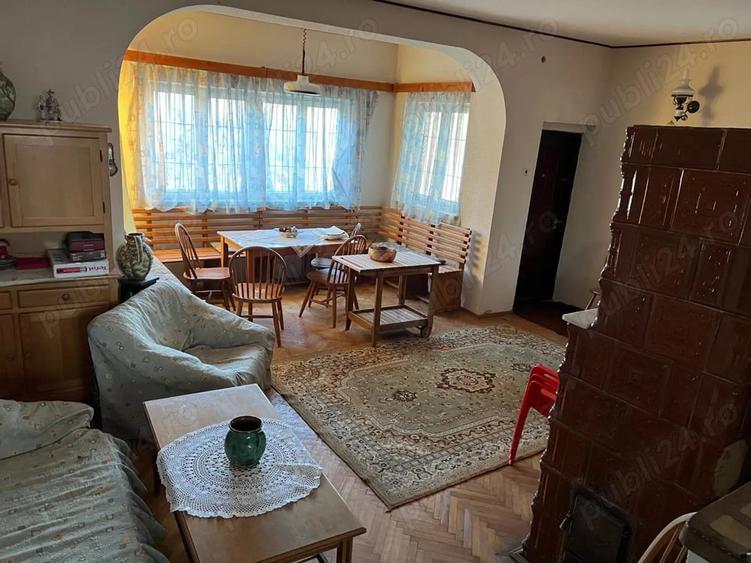 Casă cu 4 camere în Vărzaru