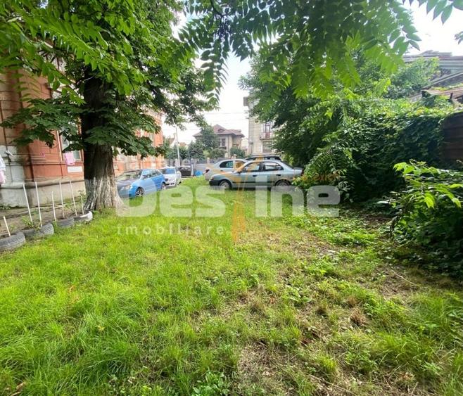 Casă individuală cu 8 camere cu Canalizare în Calea Călărașilor