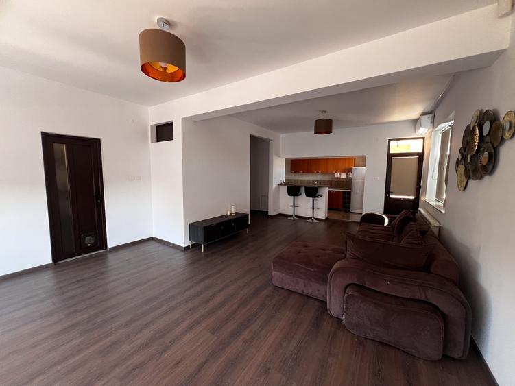 Casă individuală cu 9 camere cu Canalizare în Obor