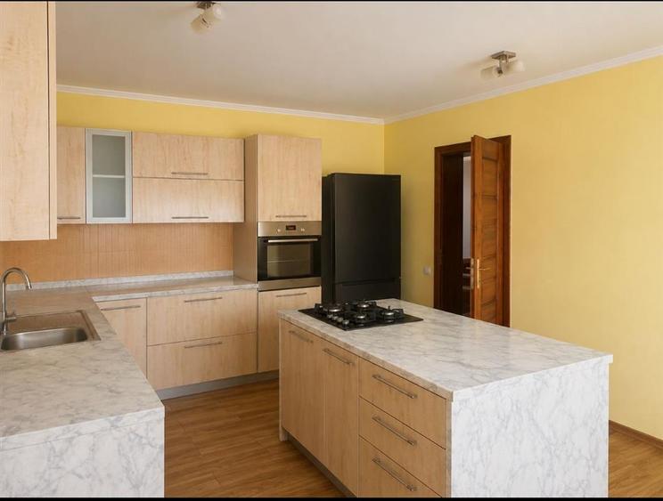 Casă cu 4 camere cu Teren 1240 Mp în Podgoria