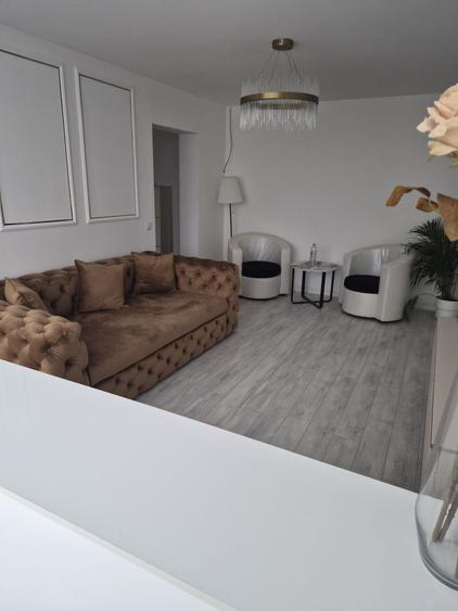 Apartament cu 3 camere decomandat în Școlilor
