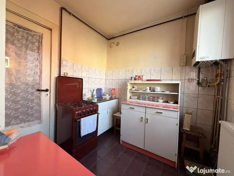 Apartament cu 2 camere decomandat în P-ța Victoriei