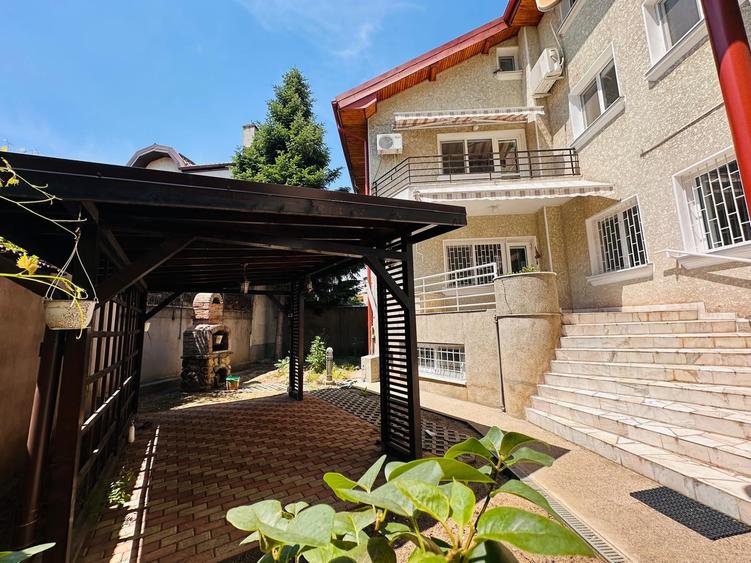 Casă individuală cu 9 camere cu Canalizare în Vatra Luminoasă
