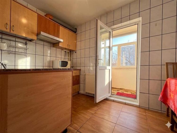 Apartament cu 3 camere decomandat, mobilat în Nicolina