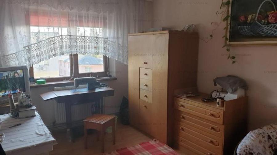 Apartament cu 3 camere decomandat în Buzaului