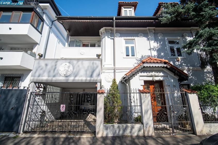 Casă individuală cu 10 camere cu Canalizare în Aviatorilor