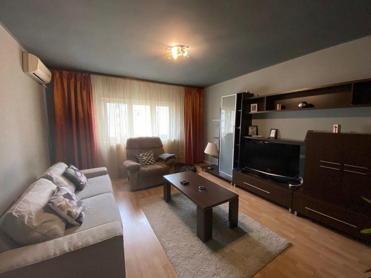 Apartament cu 3 camere decomandat, mobilat în Decebal