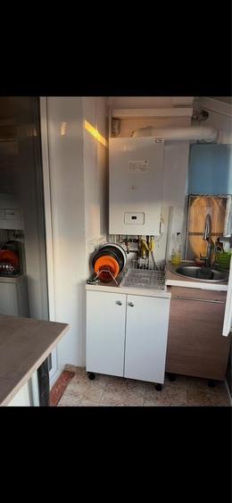 Apartament cu 3 camere semidecomandat în 1 Mai
