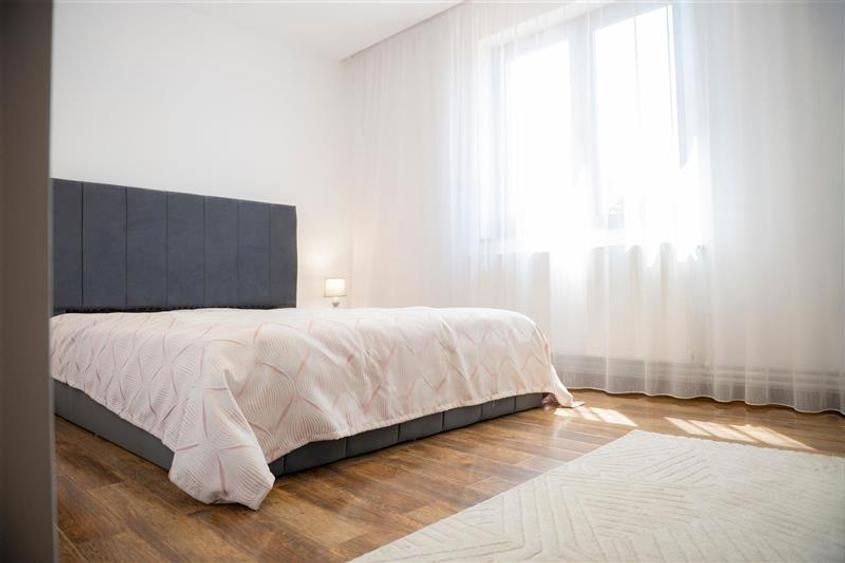 Casă individuală cu 8 camere cu Teren 555 Mp în Lazu