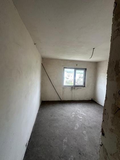 Apartament cu 3 camere decomandat în Croici