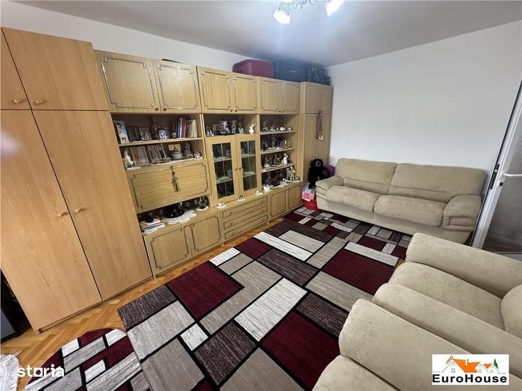 Apartament cu 3 camere decomandat în Cetate