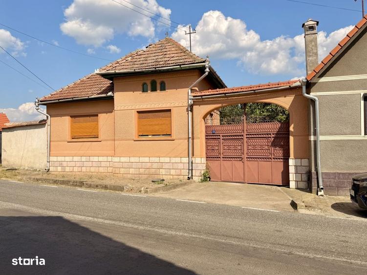 Casă cu 4 camere decomandat în Drașov