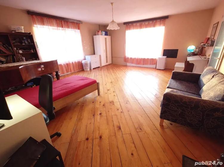 Casă cu 6 camere cu Teren 4500 Mp în Torontalului